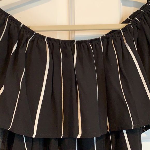Honey Punch off the shoulder top. Blk/white. Large - Picture 3 of 6